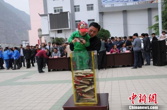 甘肅舟曲民眾情系雅安地震災(zāi)區(qū)捐款100萬元(圖)