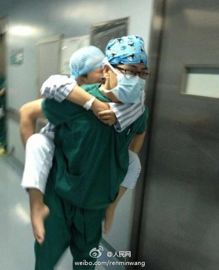 “4·20”蘆山地震感人瞬間：多少愛(ài)讓我們熱淚盈眶