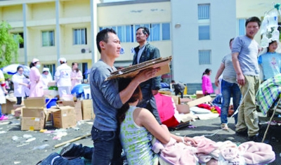 “4·20”蘆山地震感人瞬間:多少愛讓我們熱淚盈眶