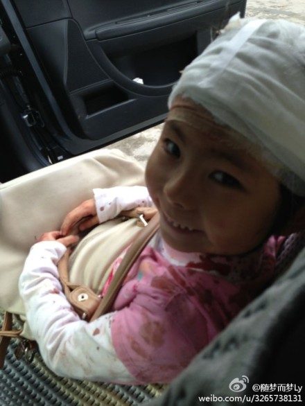 “4·20”蘆山地震感人瞬間:多少愛讓我們熱淚盈眶