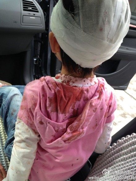 “4·20”蘆山地震感人瞬間:多少愛讓我們熱淚盈眶