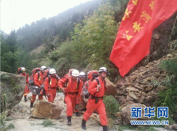 600余消防官兵徒步挺進(jìn)“孤島”寶興