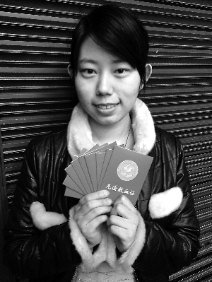 90后女孩3年半獻(xiàn)血23次 印章蓋滿8本獻(xiàn)血證(圖)