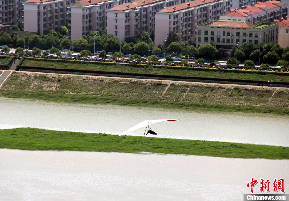中國“飛人”成功挑戰(zhàn)無動力飛越湘江