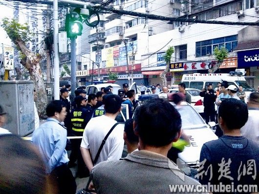 吸毒男子連劫三輛的士 慌不擇路鉆進空警車(圖)