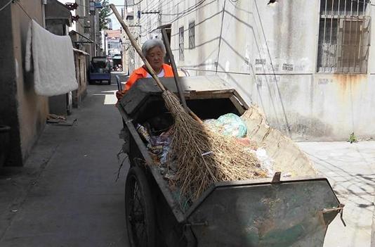 71歲老媽替患病女兒頂崗 掃垃圾半年(圖)