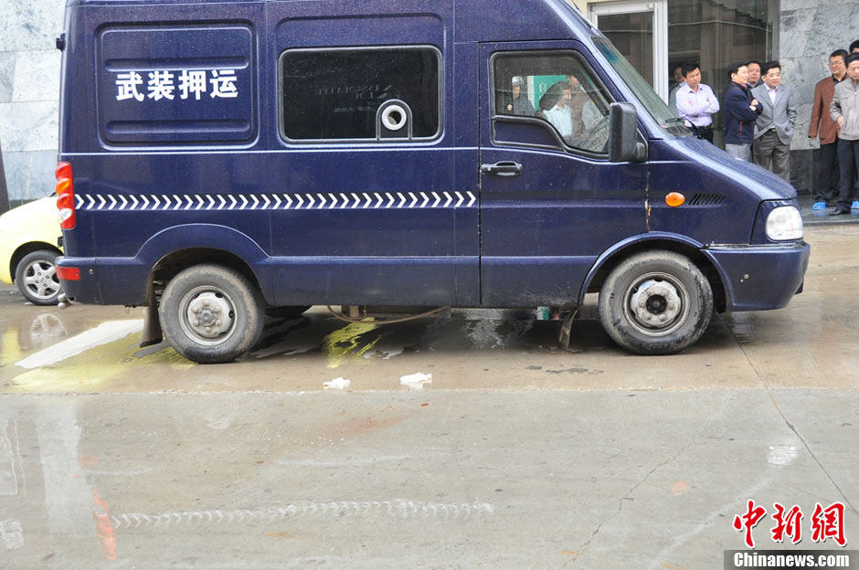 江蘇一運(yùn)鈔車(chē)押運(yùn)員車(chē)內(nèi)開(kāi)槍自殺身亡 原因尚不明