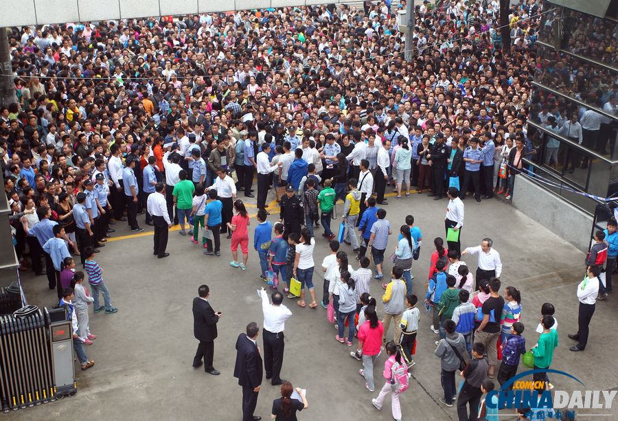 西安“小升初”測(cè)評(píng) 家長接送圍滿校門