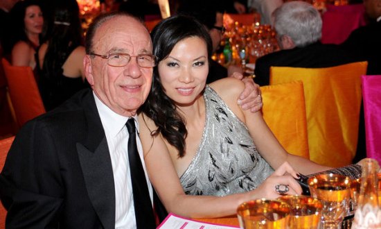 默多克鄧文迪戀情路回顧 紅酒澆身一見(jiàn)鐘情