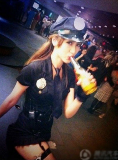 北大?；▽W(xué)歷造假遭圍觀 豪車生活照曝光(圖)