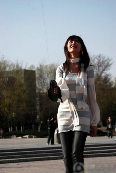 北大?;▽W(xué)歷造假遭圍觀 豪車生活照曝光(圖)