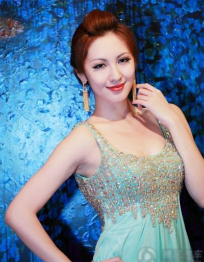 北大?；▽W(xué)歷造假遭圍觀 豪車生活照曝光(圖)