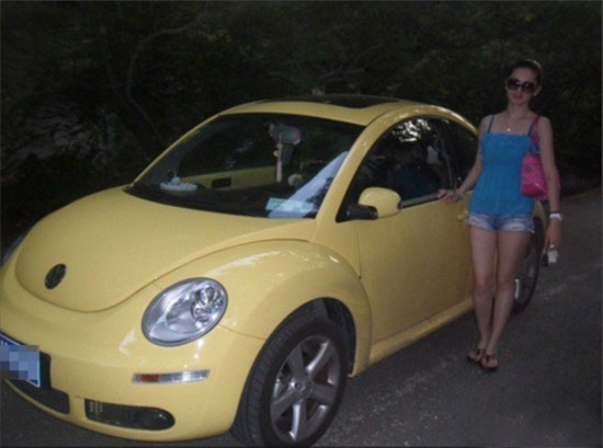 北大校花學(xué)歷造假遭圍觀 豪車生活照曝光(圖)