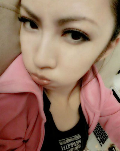 北大校花學(xué)歷造假遭圍觀 豪車(chē)生活照曝光(圖)