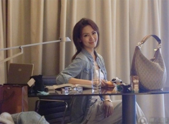 北大?;▽W(xué)歷造假遭圍觀 豪車生活照曝光(圖)