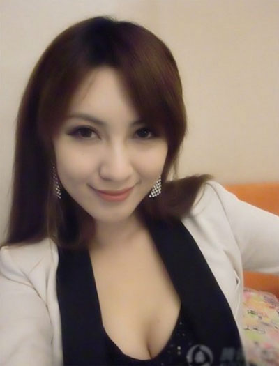 北大?;▽W(xué)歷造假遭圍觀 豪車生活照曝光(圖)