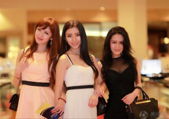 北大?；▽W(xué)歷造假遭圍觀 豪車生活照曝光(圖)