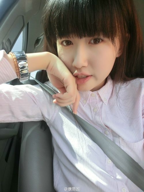 人大女神走紅 康逸琨私房照PK奶茶MM章澤天(圖)