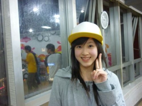 人大女神走紅 康逸琨私房照PK奶茶MM章澤天(圖)