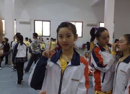 人大女神走紅 康逸琨私房照PK奶茶MM章澤天(圖)