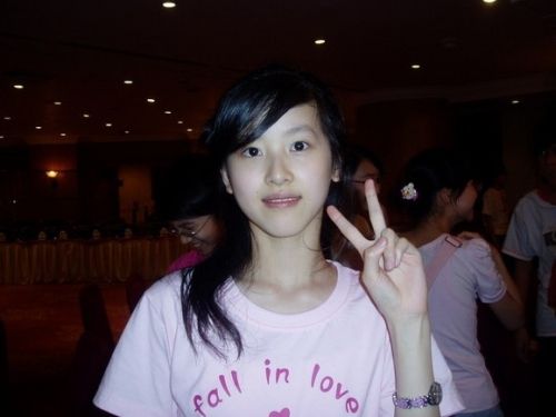 人大女神走紅 康逸琨私房照PK奶茶MM章澤天(圖)