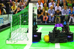 中國足球捧了世界杯——原來是機器人?。ńM圖）