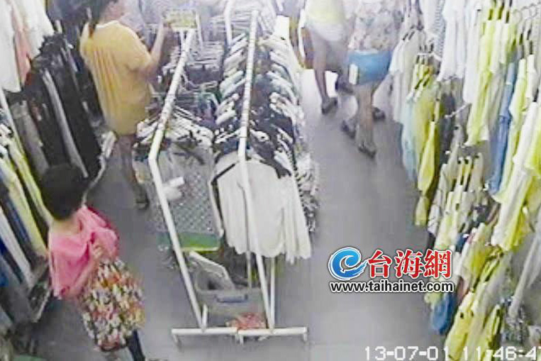 高清：實(shí)拍大人掩護(hù)女童偷手機(jī) 失主痛心孩子未來(lái)