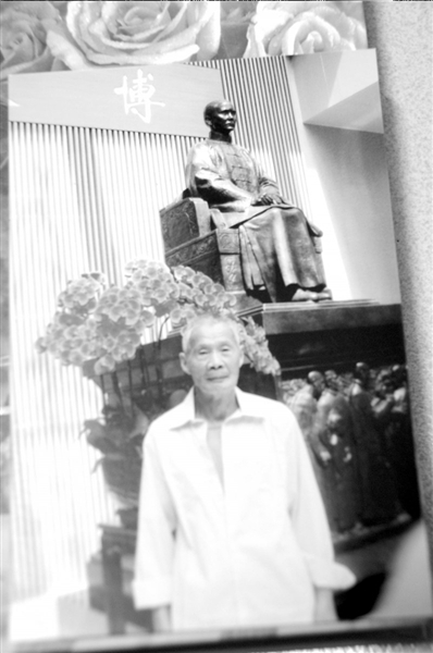 武漢舉牌婆婆堅(jiān)尋走失老伴