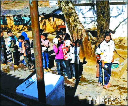 麗江學(xué)生“江水泡飯”是誰在說謊?