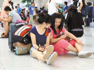 熙熙攘攘新客站到處是青春的面孔