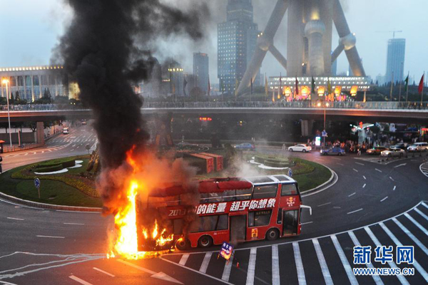 上海陸家嘴一雙層旅游觀光巴士起火 車上幸無乘客(圖)