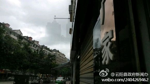 重慶云陽(yáng)驚現(xiàn)海市蜃樓 上空云層高樓持續(xù)20分鐘