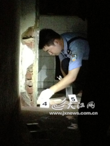 江西一年輕智障女子廢棄房內(nèi)裸體遭鐵鏈囚禁(圖)