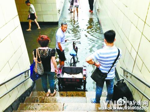 北京六里橋南地下通道積水 三輪車擺渡收費(fèi)(圖)