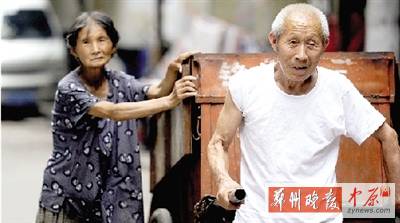 河南一對(duì)七旬夫婦為替仨兒子還債撿廢品17年(圖)