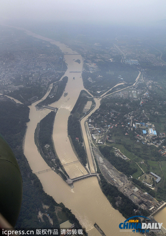 暴雨泥石流致汶川草坡鄉(xiāng)成孤島 直升機(jī)空投馳援