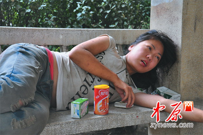 高清:鄭州街頭流浪少女不接受救助 面容姣好曾留學(xué)新加坡