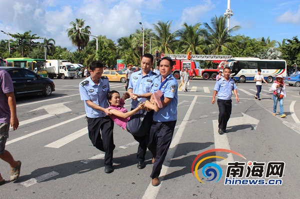 組圖:女子爬上三亞灣9米高電線桿 騰跳自如拒救助
