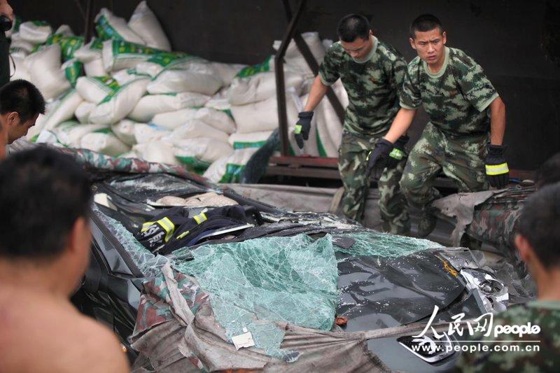 高清：河南大貨車側(cè)翻壓癟小轎車 女車主奇跡生還