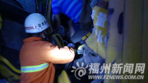 沈海高速連江段凌晨兩貨車追尾 一司機(jī)不幸殞命