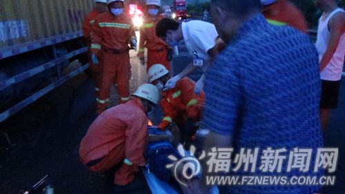 沈海高速連江段凌晨兩貨車追尾 一司機(jī)不幸殞命