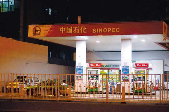 黑衣男子沖進(jìn)加油站 汽油淋身手握打火機(jī)