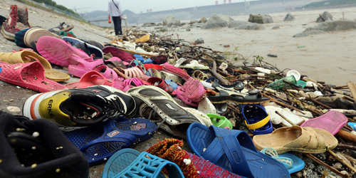 上海歡樂(lè)谷過(guò)山車故障 10余名游客被吊半空中