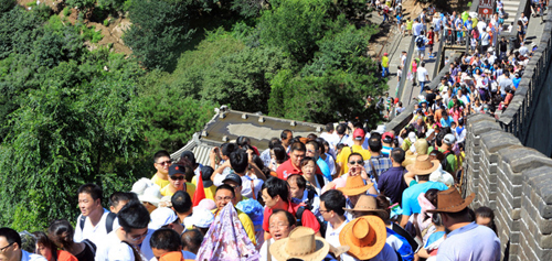 上海歡樂(lè)谷過(guò)山車故障 10余名游客被吊半空中