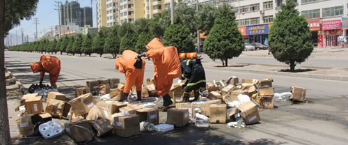 上海歡樂(lè)谷過(guò)山車故障 10余名游客被吊半空中