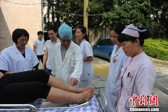 患癌軍醫(yī)扎根偏遠農(nóng)村十年 當百姓“守護神”