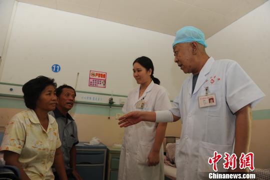 患癌軍醫(yī)扎根偏遠農(nóng)村十年 當百姓“守護神”