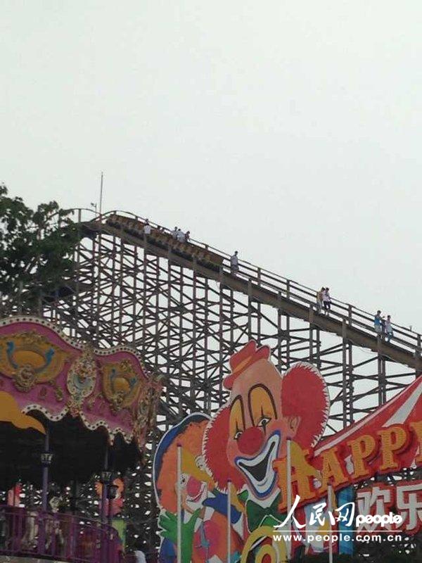 上海歡樂(lè)谷過(guò)山車故障 10余名游客被吊半空中