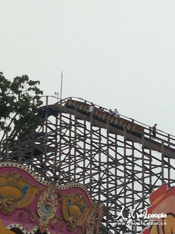 上海歡樂(lè)谷過(guò)山車(chē)故障 10余名游客被吊半空中