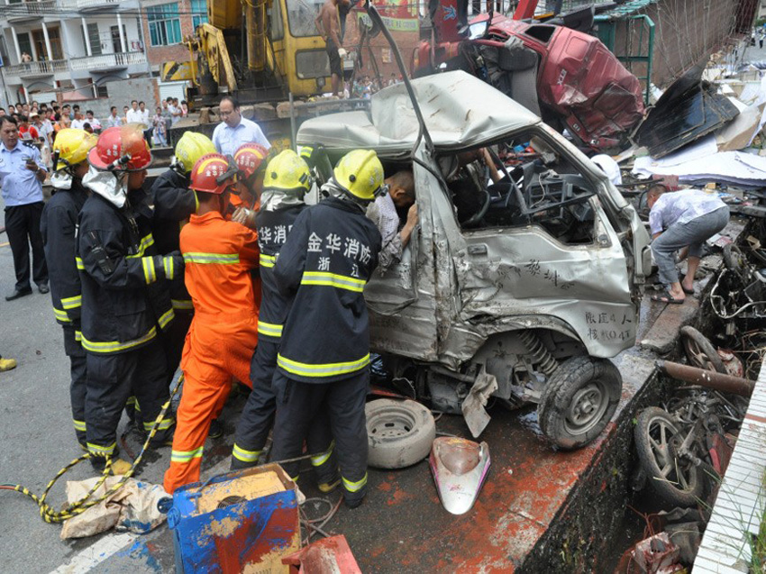 高清：浙江浦江發(fā)生重大車禍 貨車撞倒8輛車致8死多傷